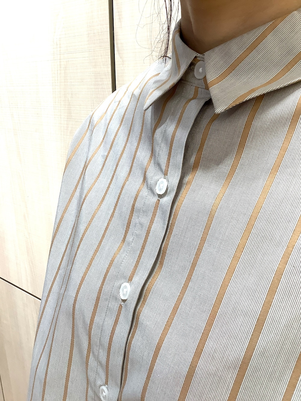 ブラウン系のシャツ/ブラウス、ブラック系のベルトを着用したレディースの夏コーディネートの2枚目の写真