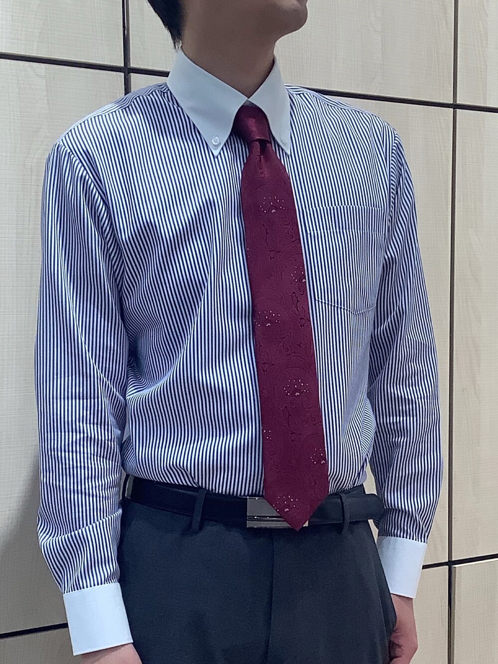 ブルー系のビジネスシャツ、レッド系のネクタイを着用したメンズの春コーディネートの2枚目の写真