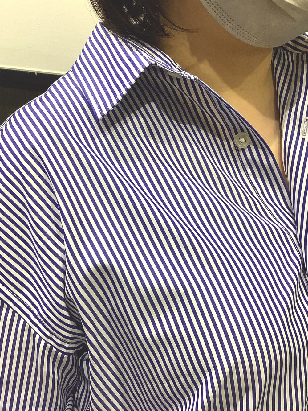 ブルー系のシャツ/ブラウスを着用したレディースの夏コーディネートの2枚目の写真