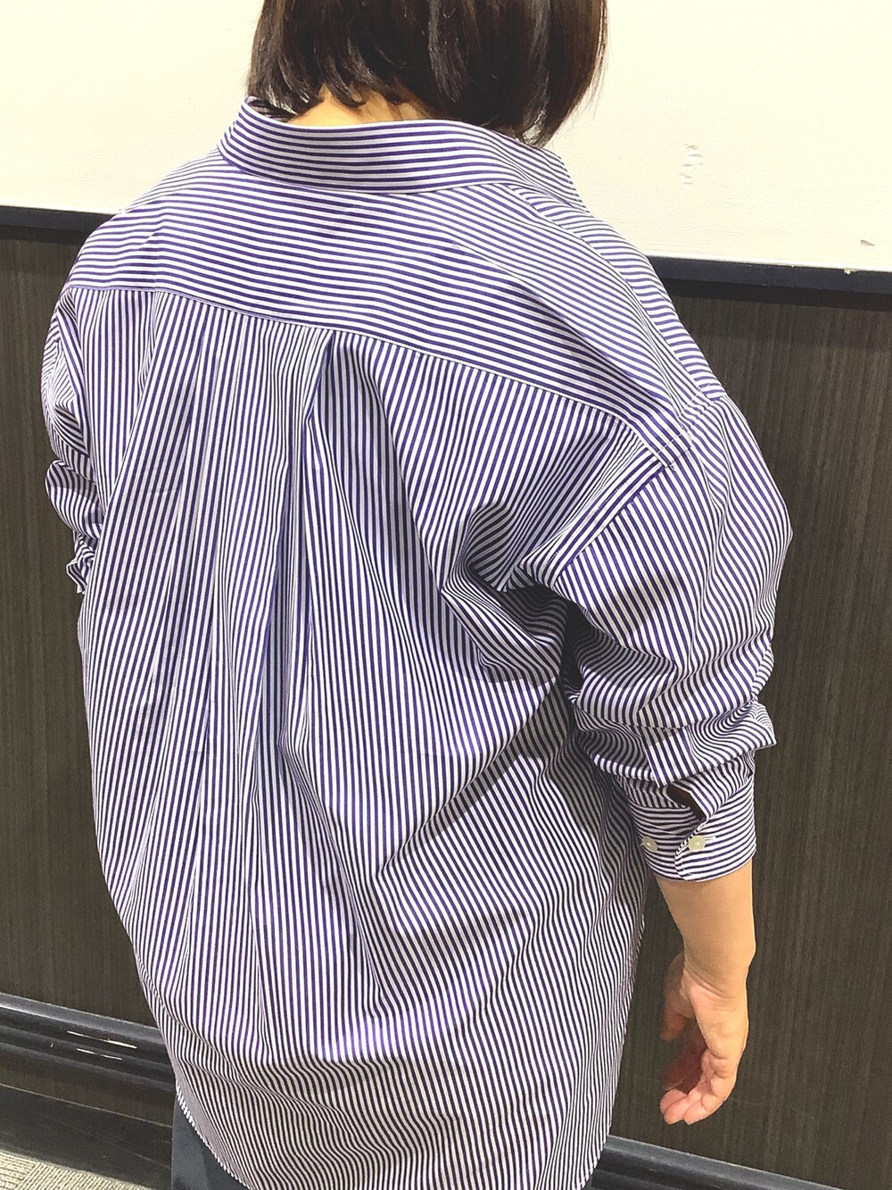 ブルー系のシャツ/ブラウスを着用したレディースの夏コーディネートの3枚目の写真