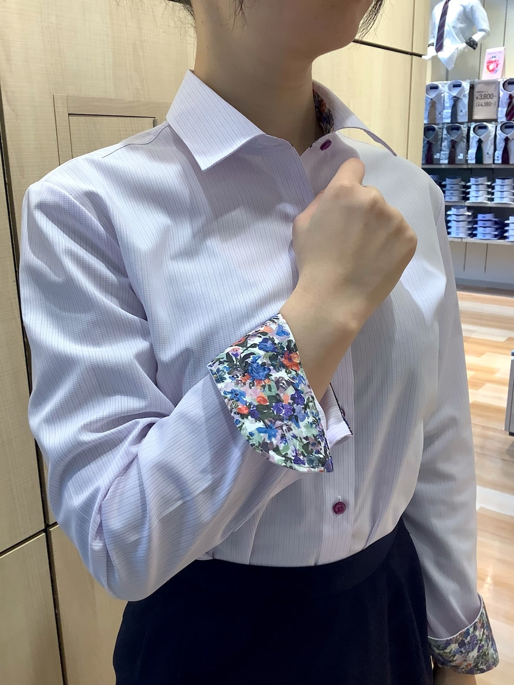 パープル系のビジネスシャツを着用したレディースの冬コーディネートの2枚目の写真