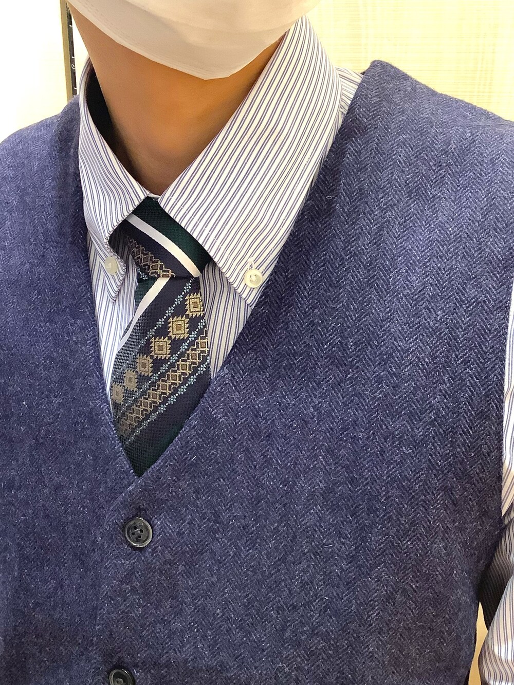 ブルー系のビジネスシャツ、ブルー系のベスト、その他のネクタイを着用したメンズの秋コーディネートの2枚目の写真