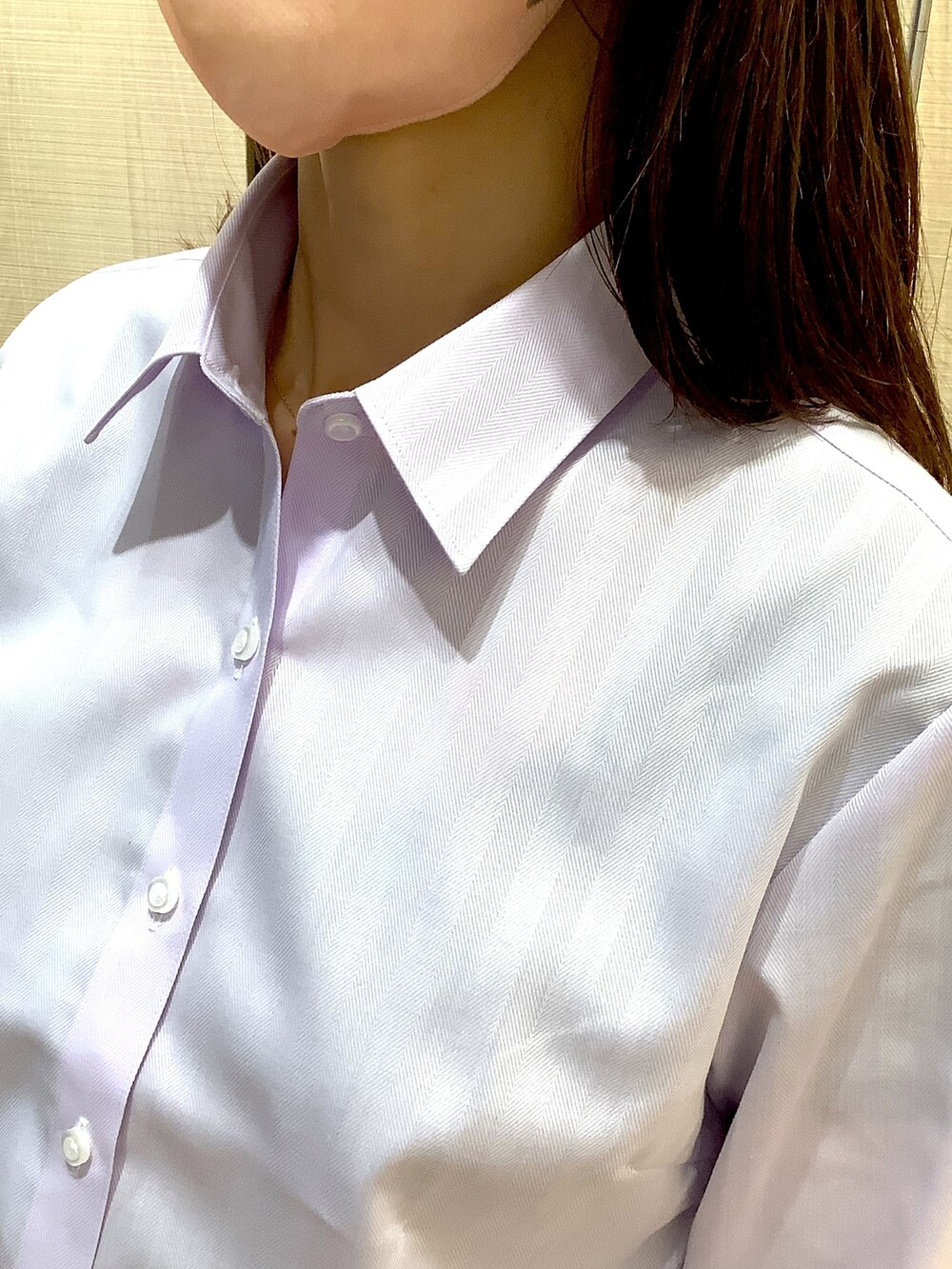 パープル系のビジネスシャツを着用したレディースの秋コーディネートの3枚目の写真