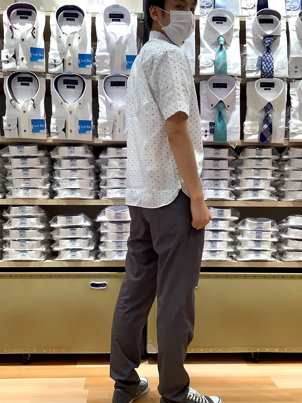 ホワイト系のシャツ/ブラウスを着用したメンズの夏コーディネートの2枚目の写真