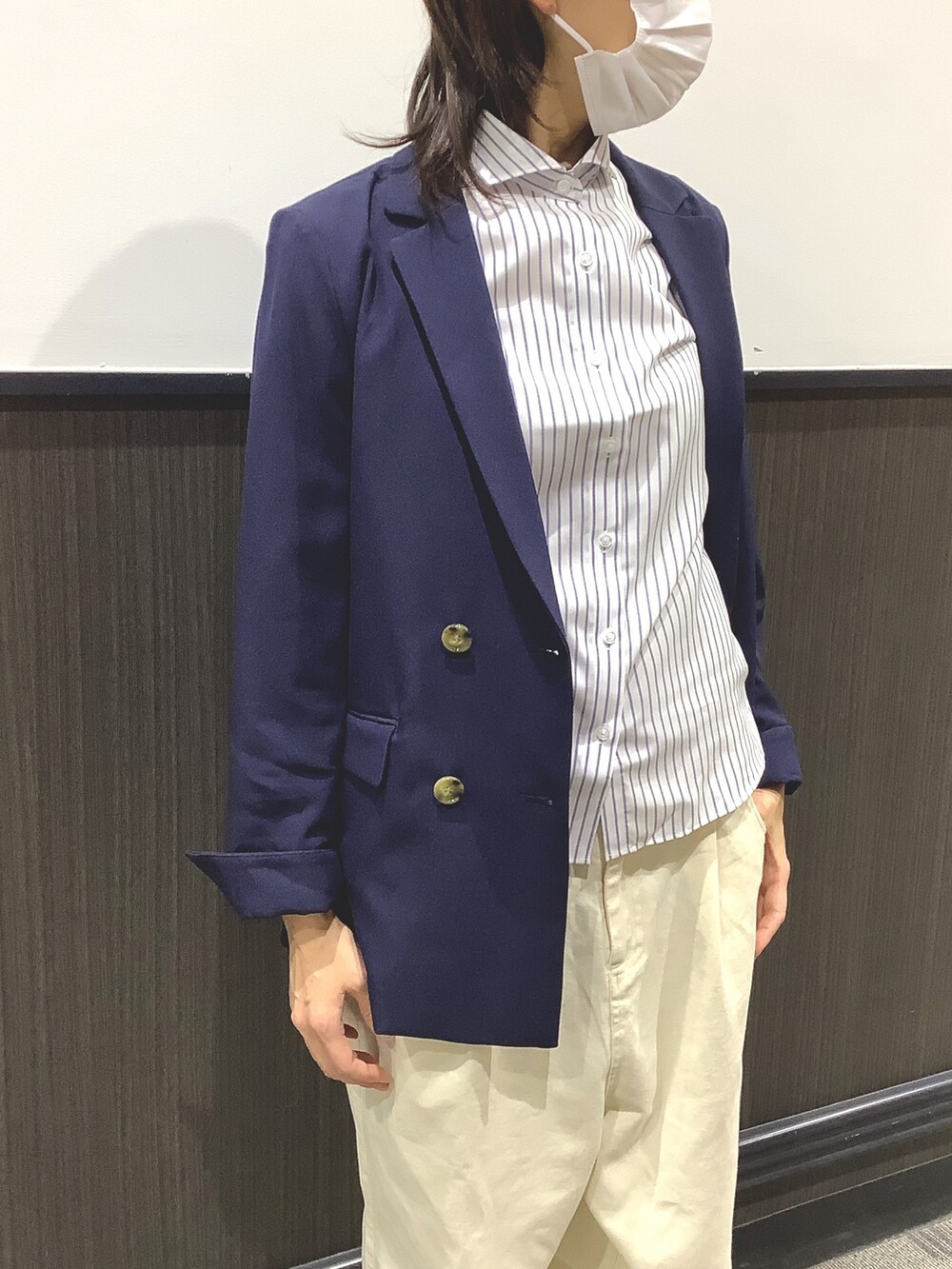 ブルー系のビジネスシャツ、ブルー系のテーラードジャケットを着用したレディースの春コーディネートの2枚目の写真