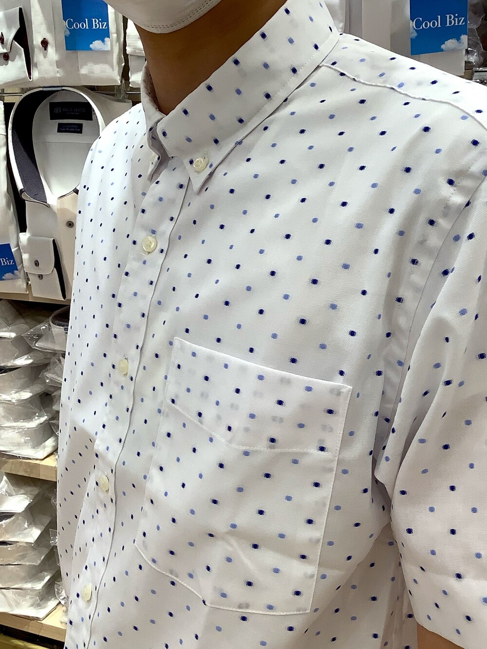 ホワイト系のシャツ/ブラウスを着用したメンズの夏コーディネートの3枚目の写真