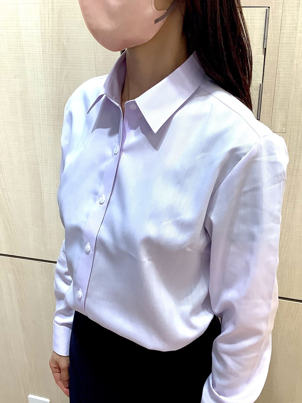 パープル系のビジネスシャツを着用したレディースの秋コーディネートの2枚目の写真