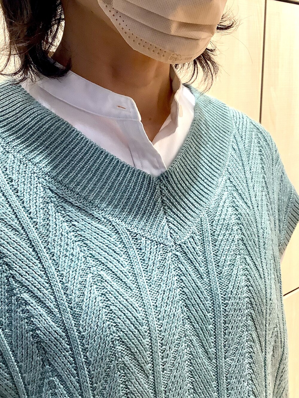 グリーン系のベスト、ホワイト系のシャツ/ブラウスを着用したレディースの夏コーディネートの2枚目の写真