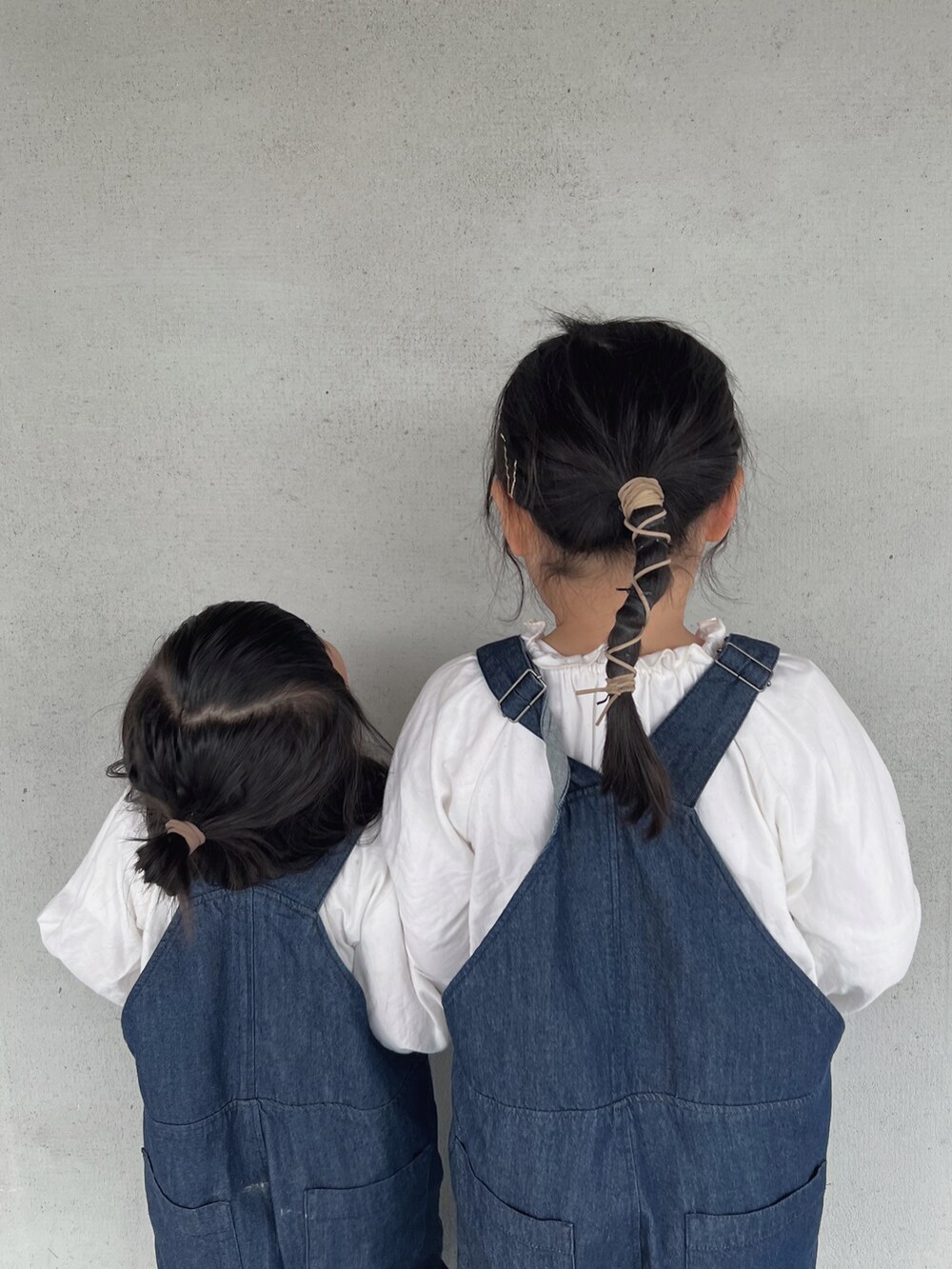 ブルー系のサロペット/オーバーオール、ブラック系のパンプスを着用したキッズの春コーディネートの2枚目の写真