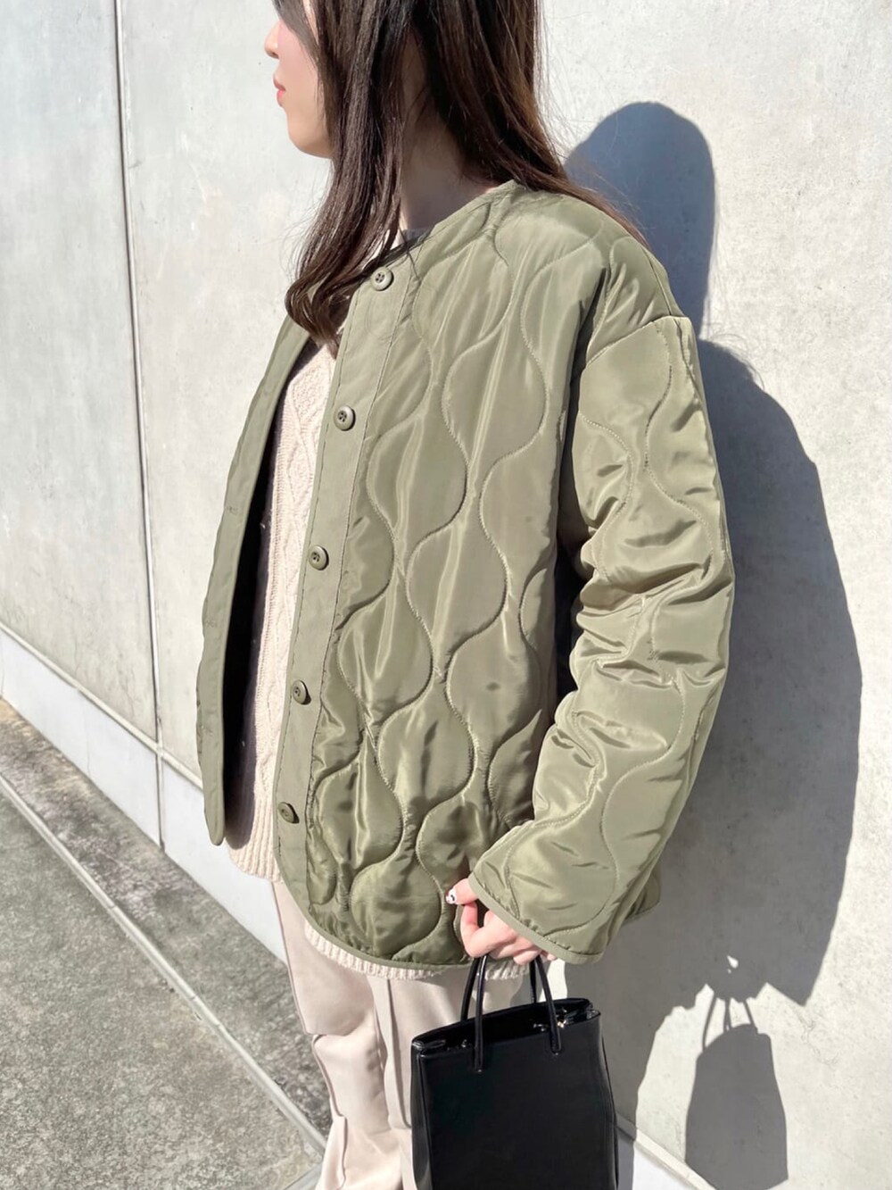 「休日コーデ、パンツスタイル、シンプルコーデ、キルティングジャケット、スニーカーコーデ、高身長女子」｜「RAY CASSINのカラーキルティングブルゾン（ブルゾン、グリーン系）」を使った、NAGIさん（レディース・165cm）の冬コーディネートの2枚目の写真