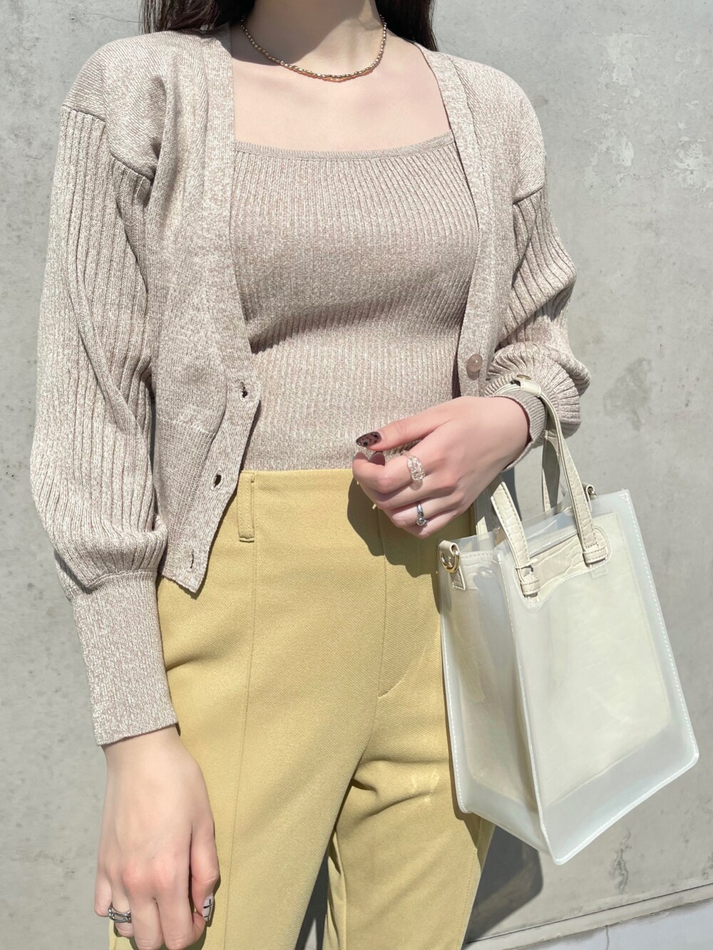 ベージュ系のカーディガン/ボレロ、ベージュ系のキャミソール、その他のバッグを着用したレディースの春コーディネートの2枚目の写真