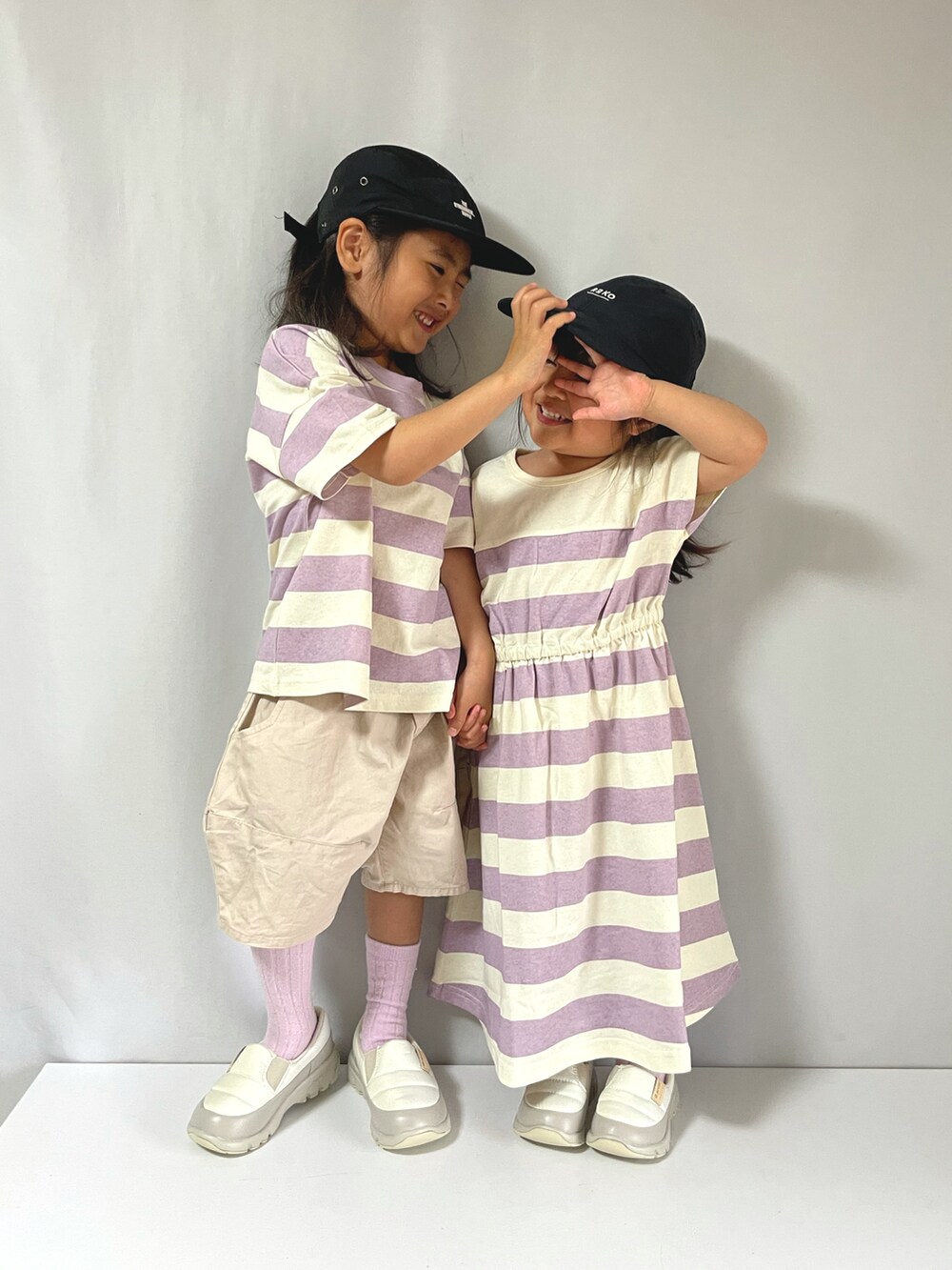 パープル系のTシャツ/カットソー、パープル系のワンピース、ホワイト系のシューズを着用したキッズの夏コーディネートの5枚目の写真