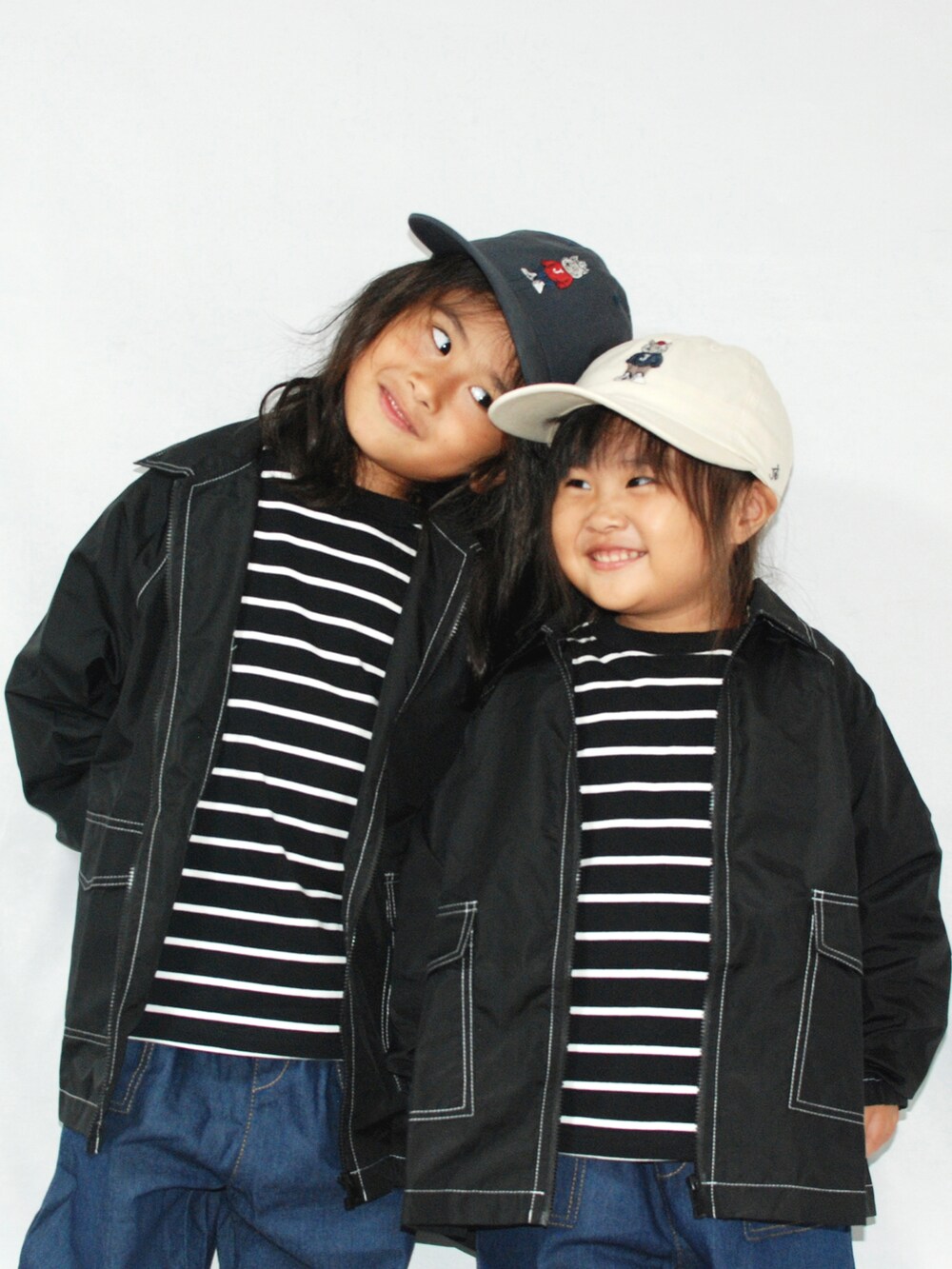 ブラック系のブルゾン、ブルー系のデニムパンツ、ブラック系のTシャツ/カットソーを着用したキッズの秋コーディネートの2枚目の写真