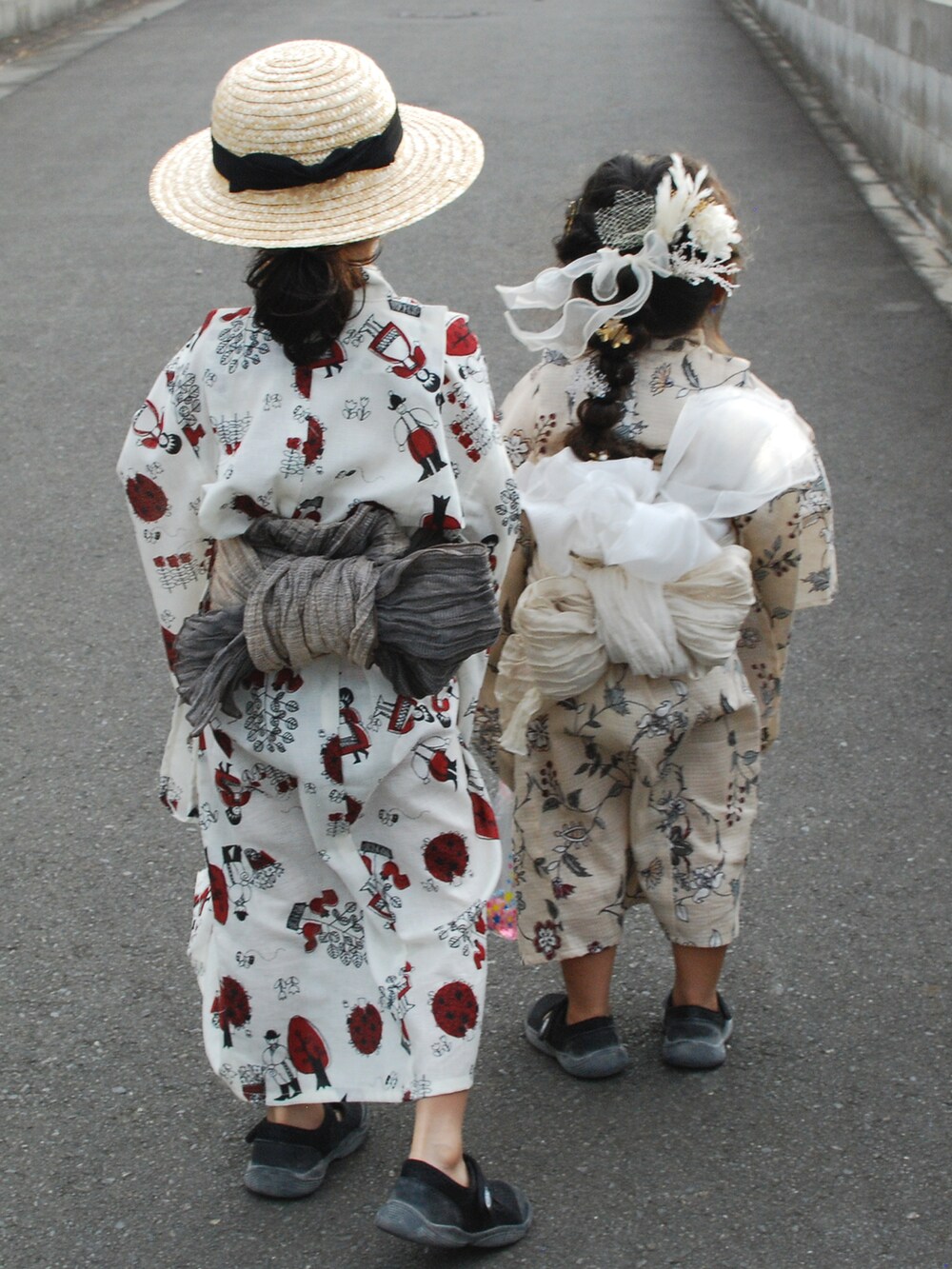 ベージュ系のハット、ベージュ系の浴衣、ベージュ系の浴衣を着用したキッズの夏コーディネートの5枚目の写真
