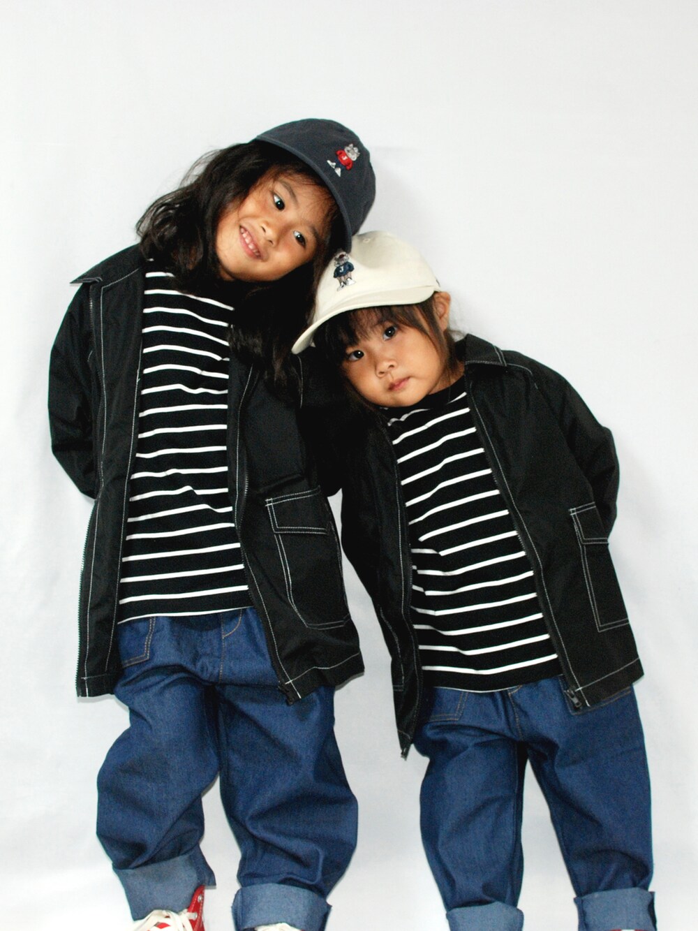 ブラック系のブルゾン、ブルー系のデニムパンツ、ブラック系のTシャツ/カットソーを着用したキッズの秋コーディネートの3枚目の写真