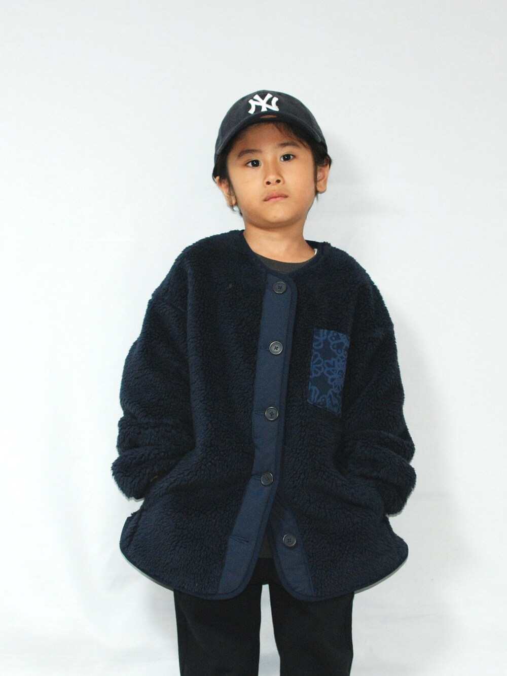 ブルー系のジャケット/アウター、ブラック系のスウェットパンツ、ブラック系のスニーカーを着用したキッズの秋コーディネートの3枚目の写真