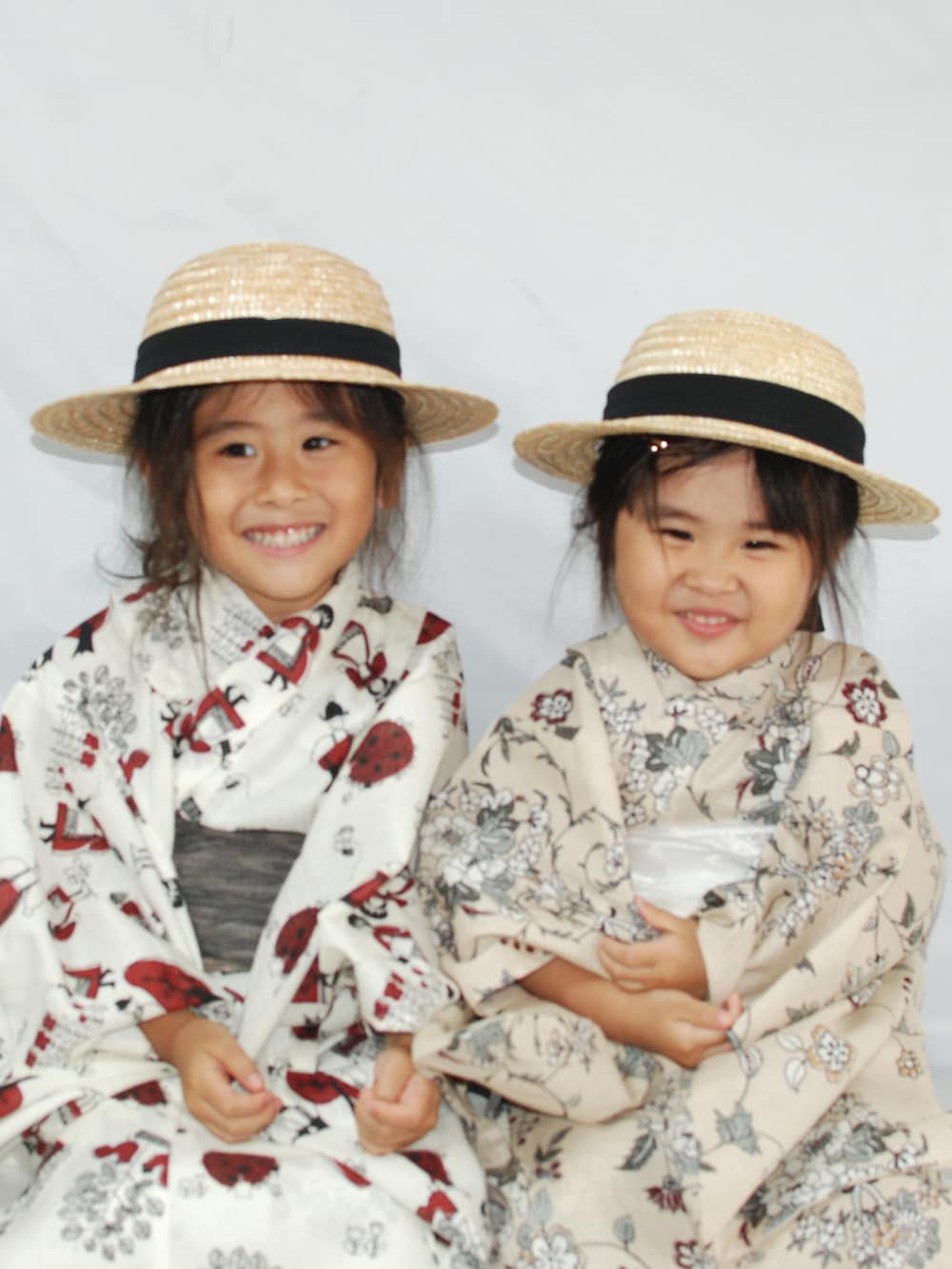ベージュ系のハット、ベージュ系の浴衣、ベージュ系の浴衣を着用したキッズの夏コーディネートの3枚目の写真