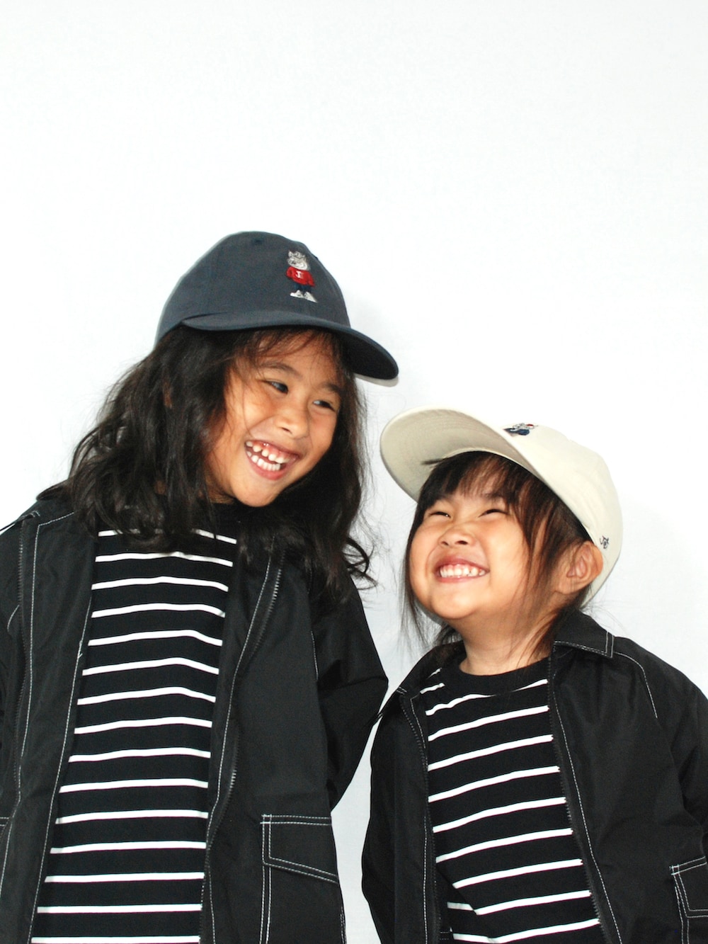 ブラック系のブルゾン、ブルー系のデニムパンツ、ブラック系のTシャツ/カットソーを着用したキッズの秋コーディネートの4枚目の写真