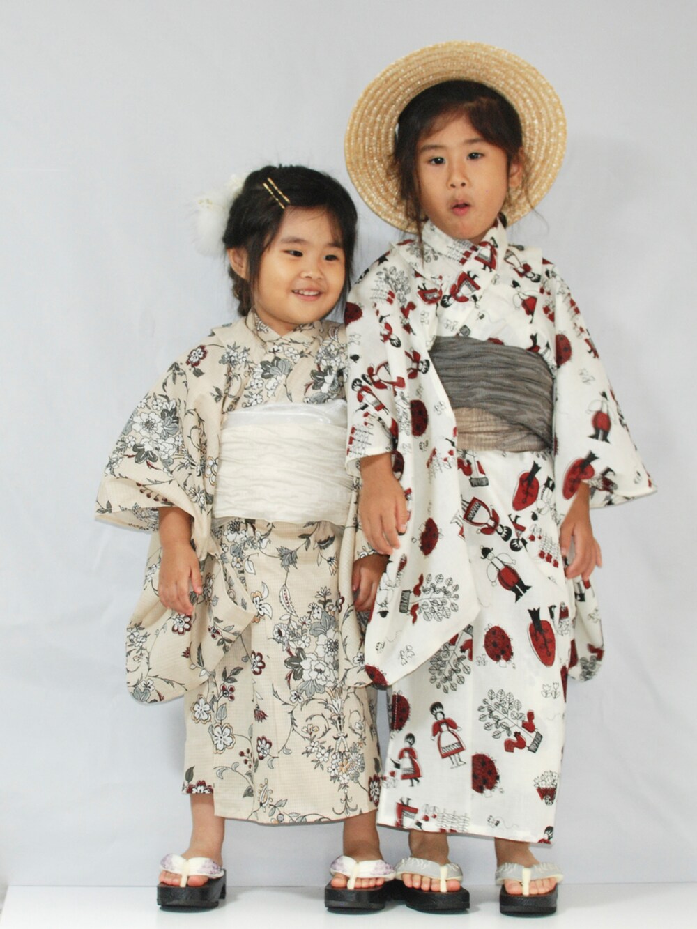 ベージュ系のハット、ベージュ系の浴衣、ベージュ系の浴衣を着用したキッズの夏コーディネートの4枚目の写真