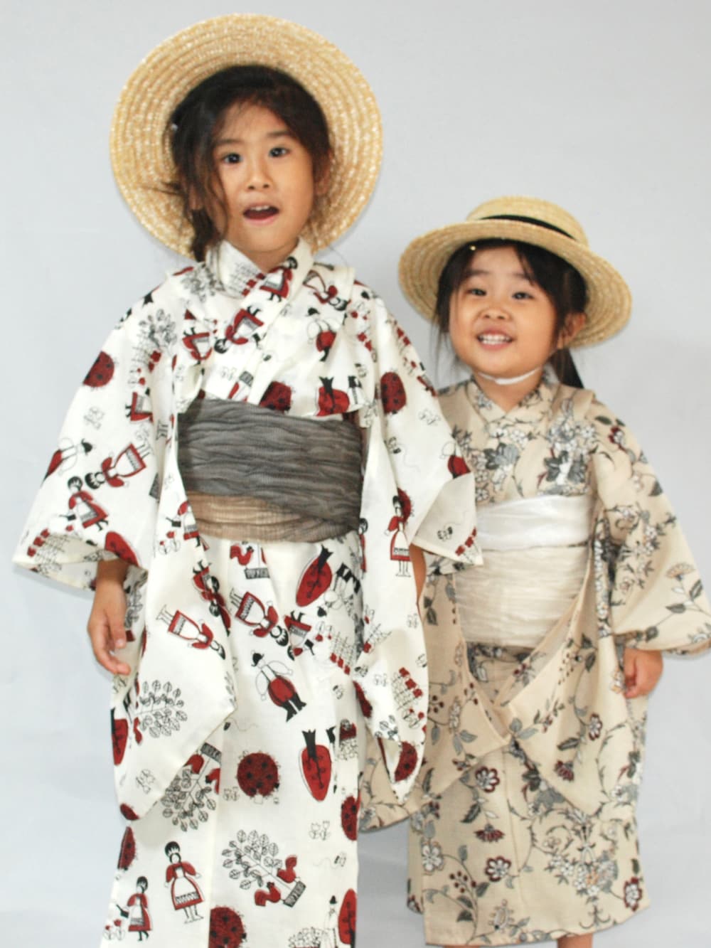ベージュ系のハット、ベージュ系の浴衣、ベージュ系の浴衣を着用したキッズの夏コーディネートの2枚目の写真