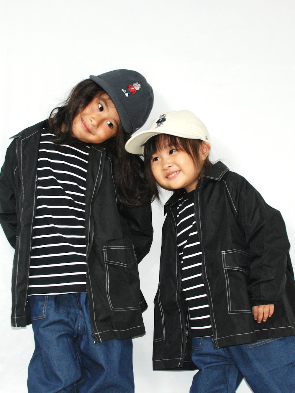 ブラック系のブルゾン、ブルー系のデニムパンツ、ブラック系のTシャツ/カットソーを着用したキッズの秋コーディネートの5枚目の写真