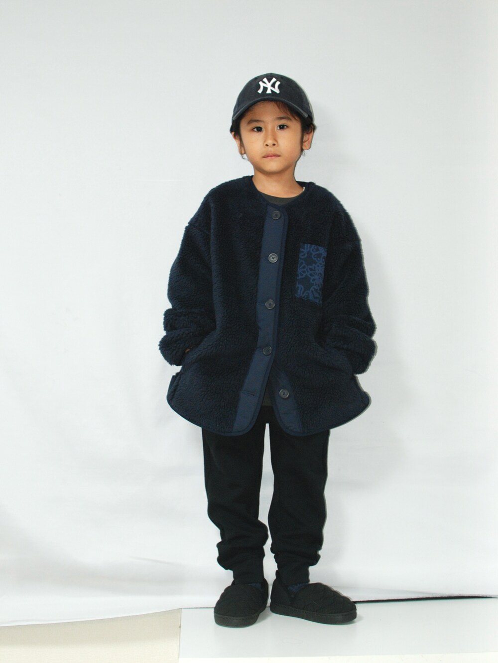 ブルー系のジャケット/アウター、ブラック系のスウェットパンツ、ブラック系のスニーカーを着用したキッズの秋コーディネートの2枚目の写真