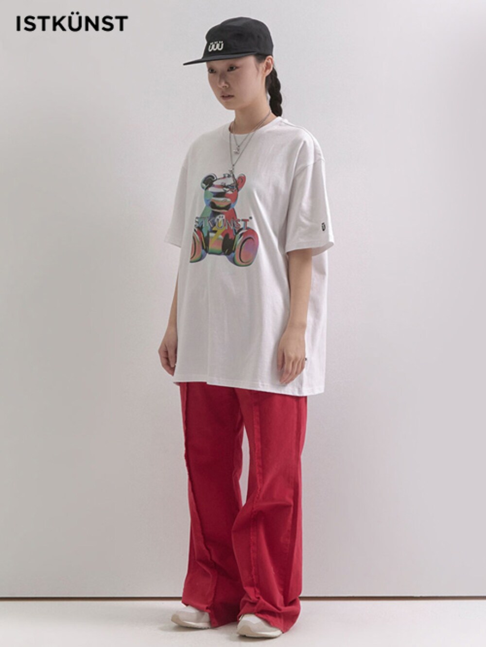 「韓国ブランド、韓国ファッション、ストリート、ストリートコーデ、古着MIX、ISTKUNST、イストクンスト、半袖シャツ、Tシャツ」｜「ISTKUNSTのアイテム（Tシャツ/カットソー、ホワイト系）」を使った、アインツさん（レディース・165cm）の春コーディネートの3枚目の写真