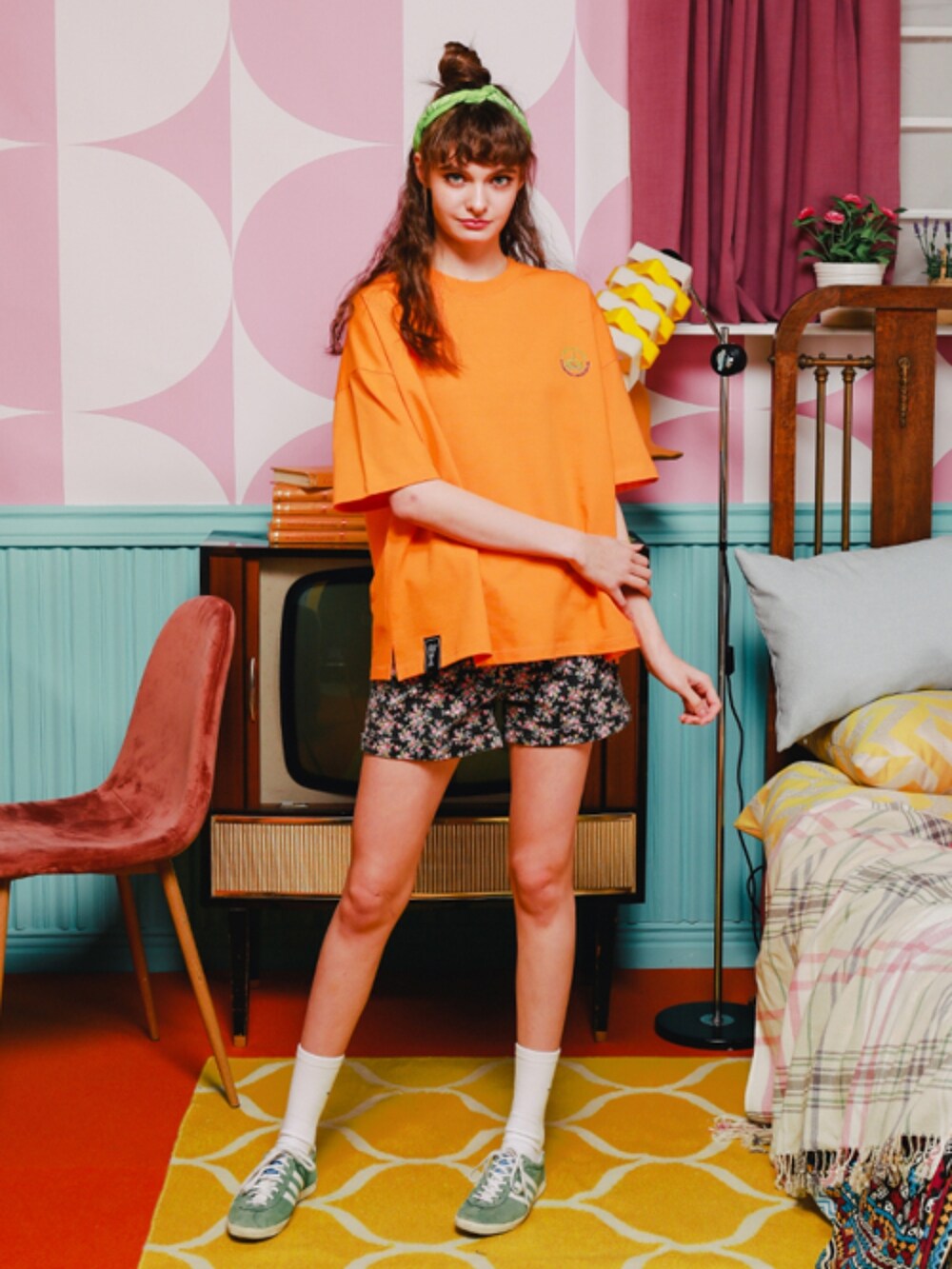 「韓国ファッション、韓国ブランド、ユニセックス、ストリート、刺繍、オーバーサイズ、古着MIX、wvproject、韓国好きな人と繋がりたい、カジュアル」｜「WV PROJECTのアイテム（Tシャツ/カットソー、ホワイト系）」を使った、アインツさん（レディース・165cm）の夏コーディネートの2枚目の写真