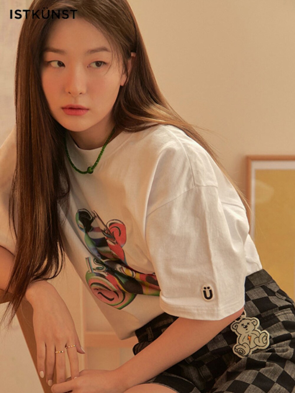 「韓国ブランド、韓国ファッション、ストリート、ストリートコーデ、古着MIX、ISTKUNST、イストクンスト、半袖シャツ、Tシャツ」｜「ISTKUNSTのアイテム（Tシャツ/カットソー、ホワイト系）」を使った、アインツさん（レディース・165cm）の春コーディネートの2枚目の写真