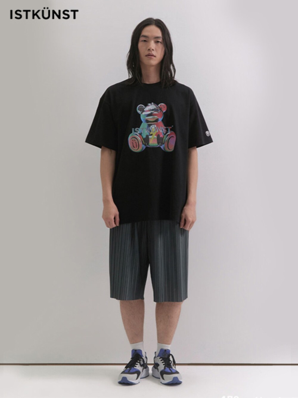「韓国ブランド、韓国ファッション、ストリート、ストリートコーデ、古着MIX、ISTKUNST、イストクンスト、半袖シャツ、Tシャツ」｜「ISTKUNSTのアイテム（Tシャツ/カットソー、ホワイト系）」を使った、アインツさん（レディース・165cm）の春コーディネートの4枚目の写真