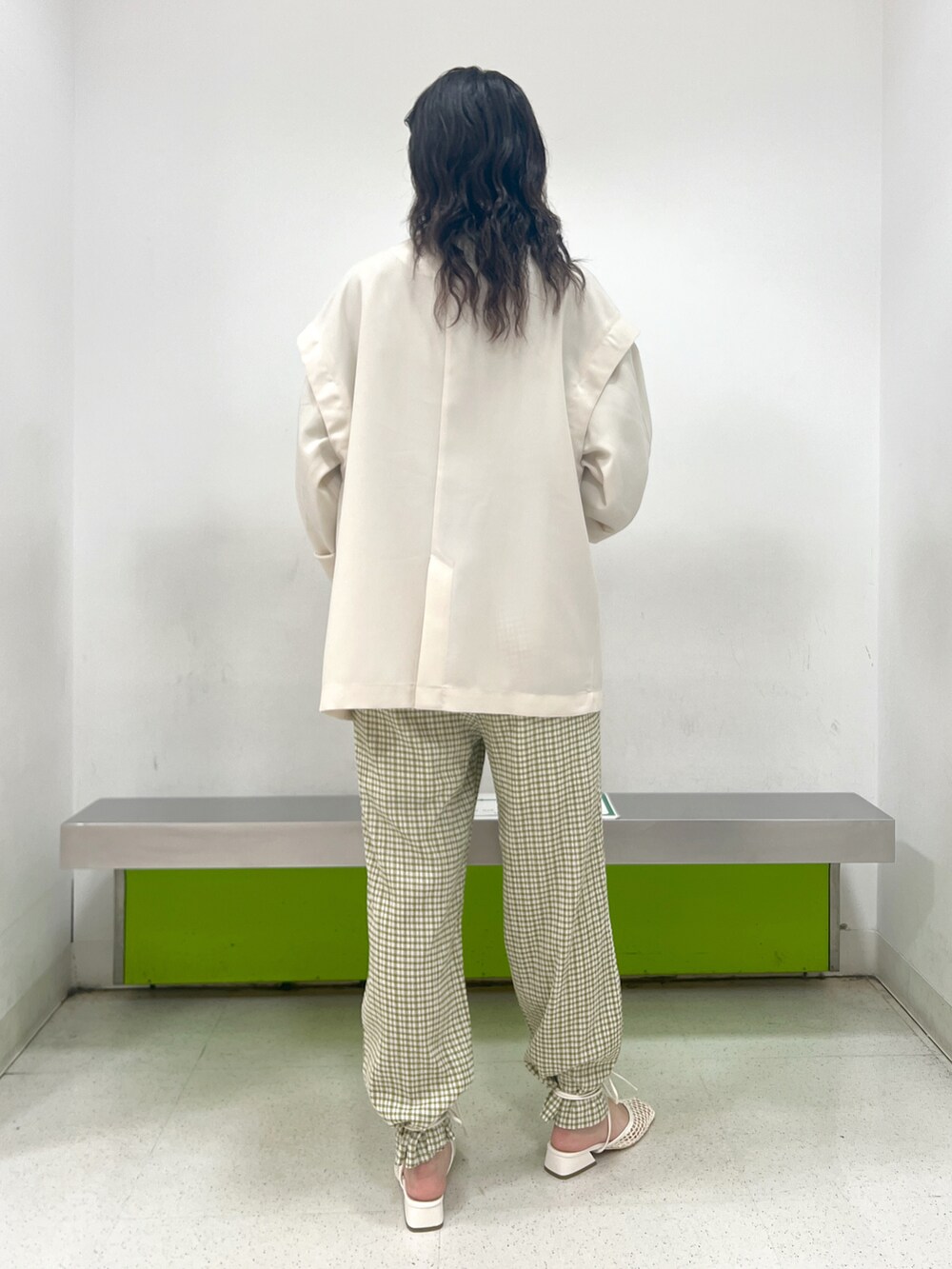 ホワイト系のテーラードジャケット、グリーン系のその他パンツ、ホワイト系のサンダルを着用したレディースの春コーディネートの2枚目の写真
