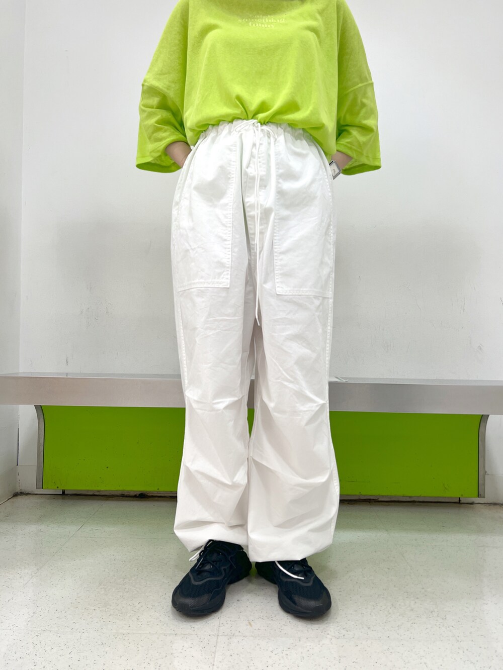 「w closetのサスペンダー付きパラシュートパンツ(サロペット/オーバーオール、ホワイト系)」を使った、anzuさん(レディース・163cm)の春コーディネートの2枚目の写真