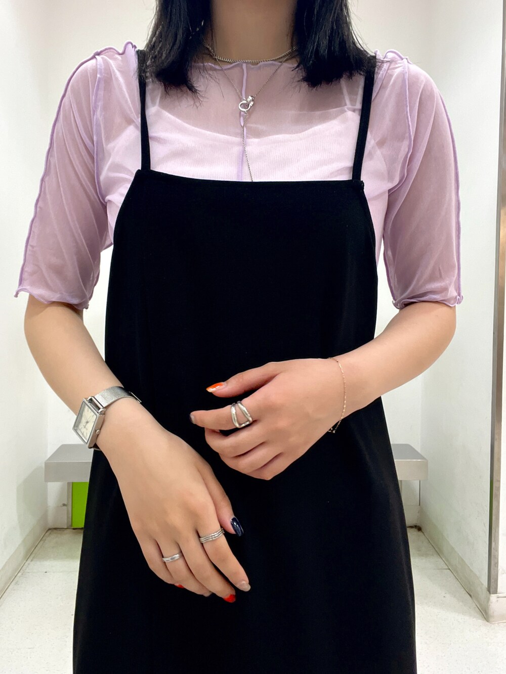 ピンク系のその他トップス、ブラック系のワンピース、ホワイト系のキャミソールを着用したレディースの夏コーディネートの5枚目の写真