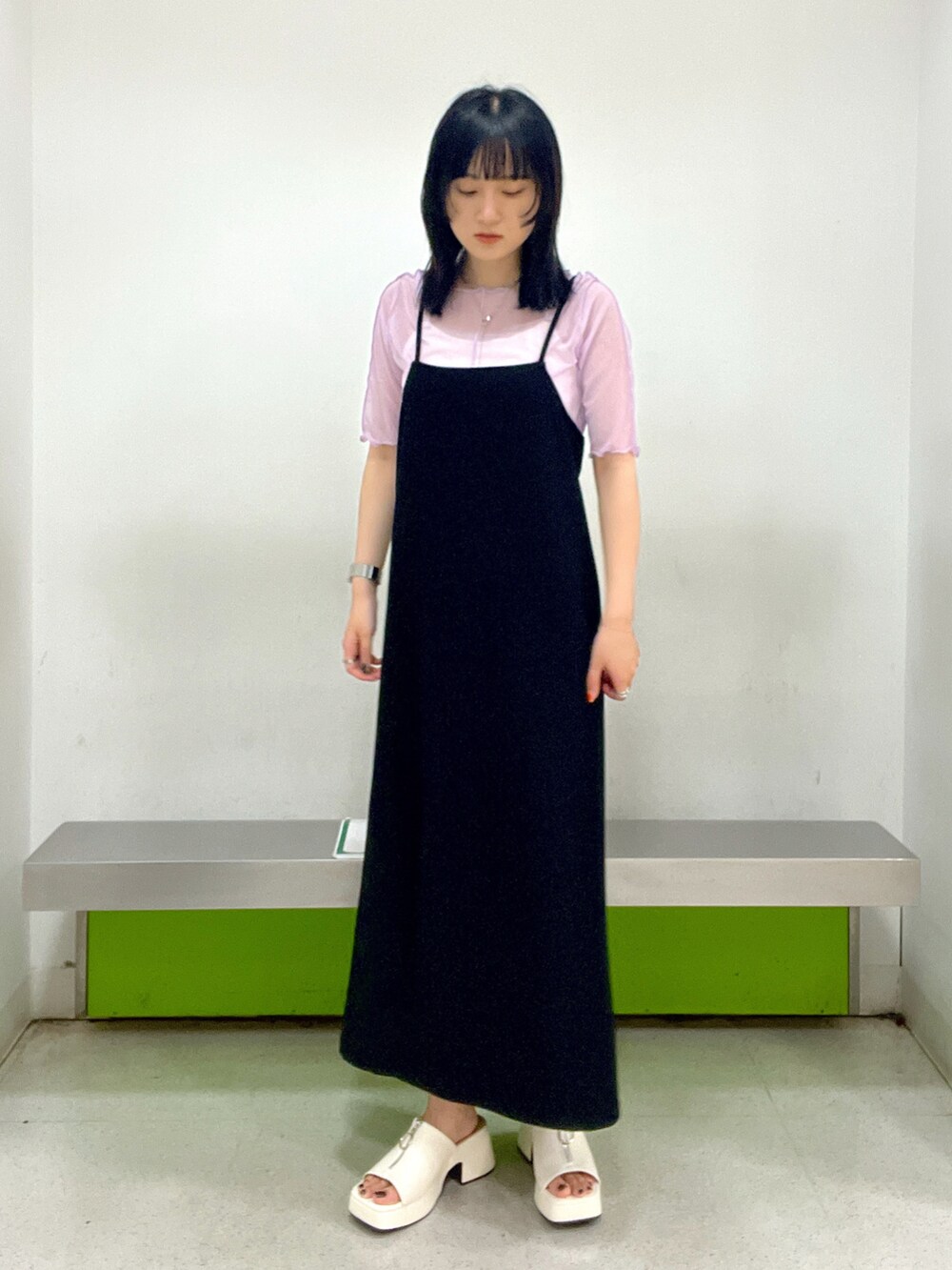 ピンク系のその他トップス、ブラック系のワンピース、ホワイト系のキャミソールを着用したレディースの夏コーディネートの2枚目の写真