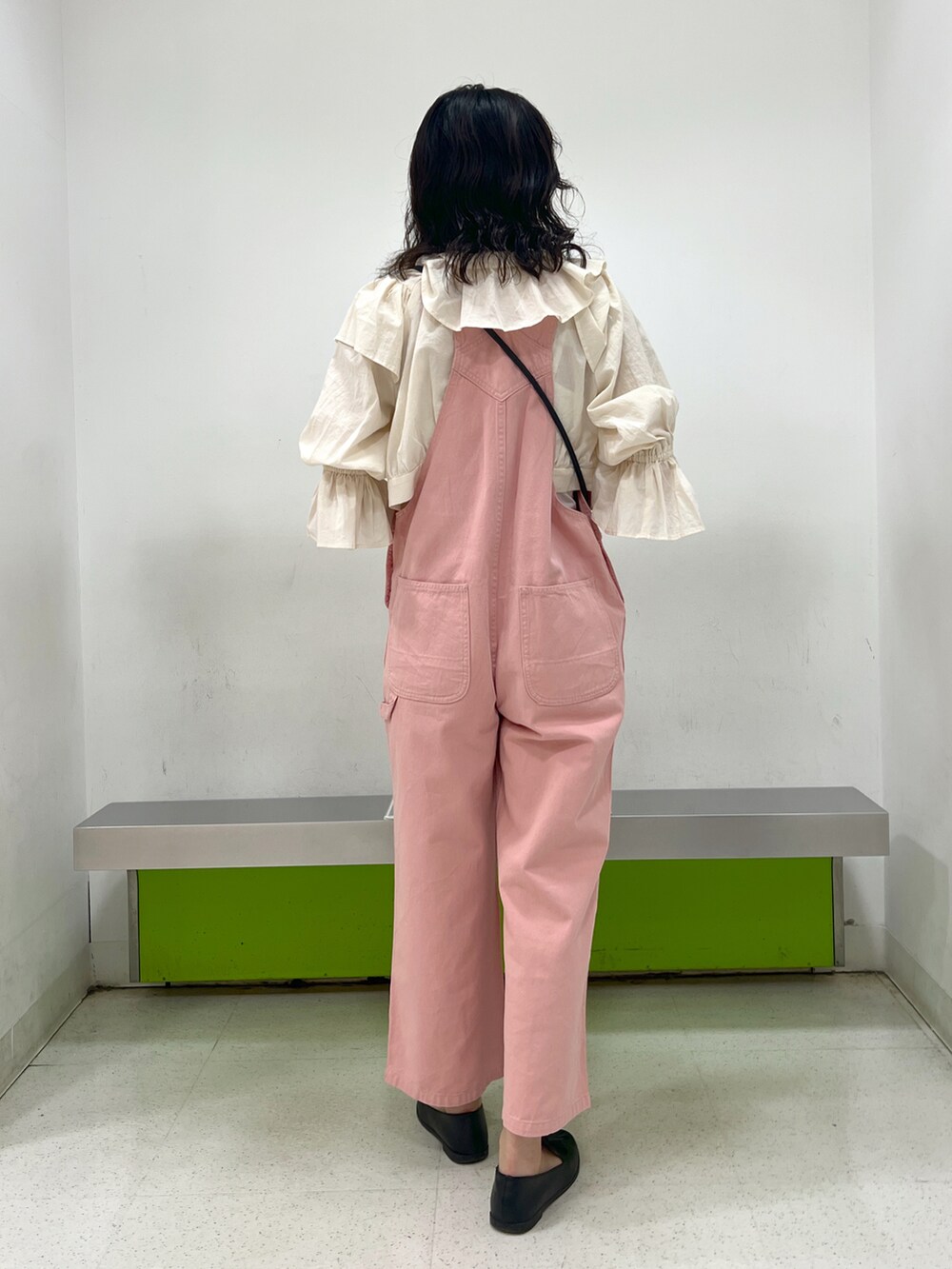 「w closetのフリルショート丈ブラウス(シャツ/ブラウス、ホワイト系)」を使った、anzuさん(レディース・163cm)の春コーディネートの2枚目の写真