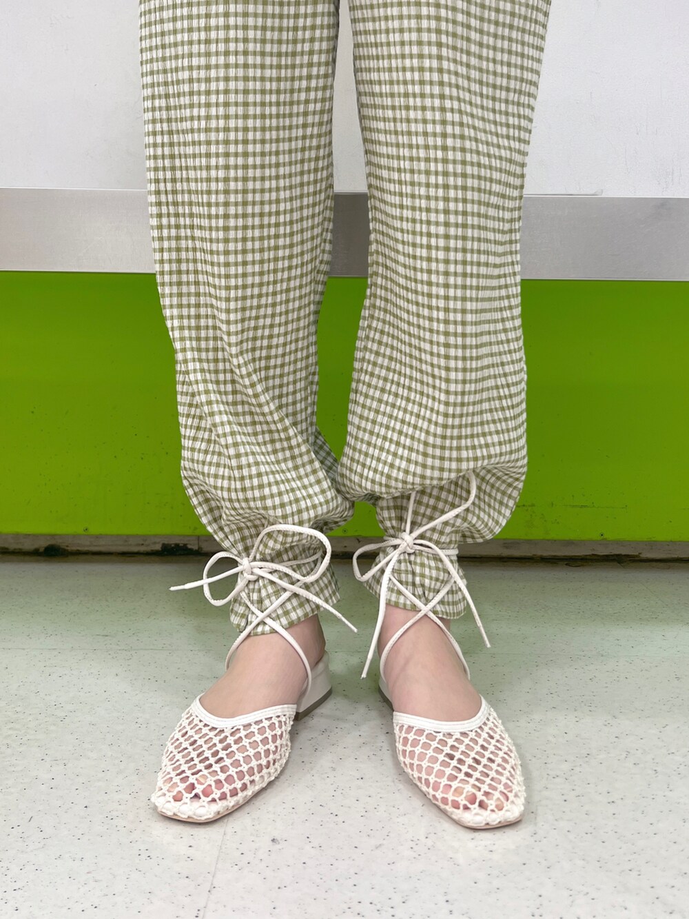 ホワイト系のテーラードジャケット、グリーン系のその他パンツ、ホワイト系のサンダルを着用したレディースの春コーディネートの3枚目の写真