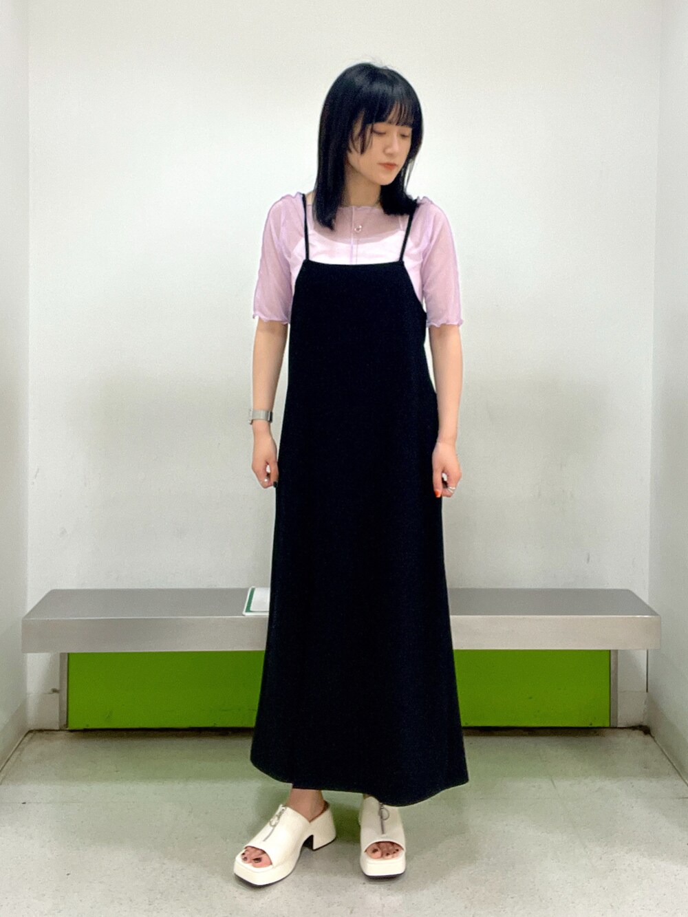 ピンク系のその他トップス、ブラック系のワンピース、ホワイト系のキャミソールを着用したレディースの夏コーディネートの3枚目の写真