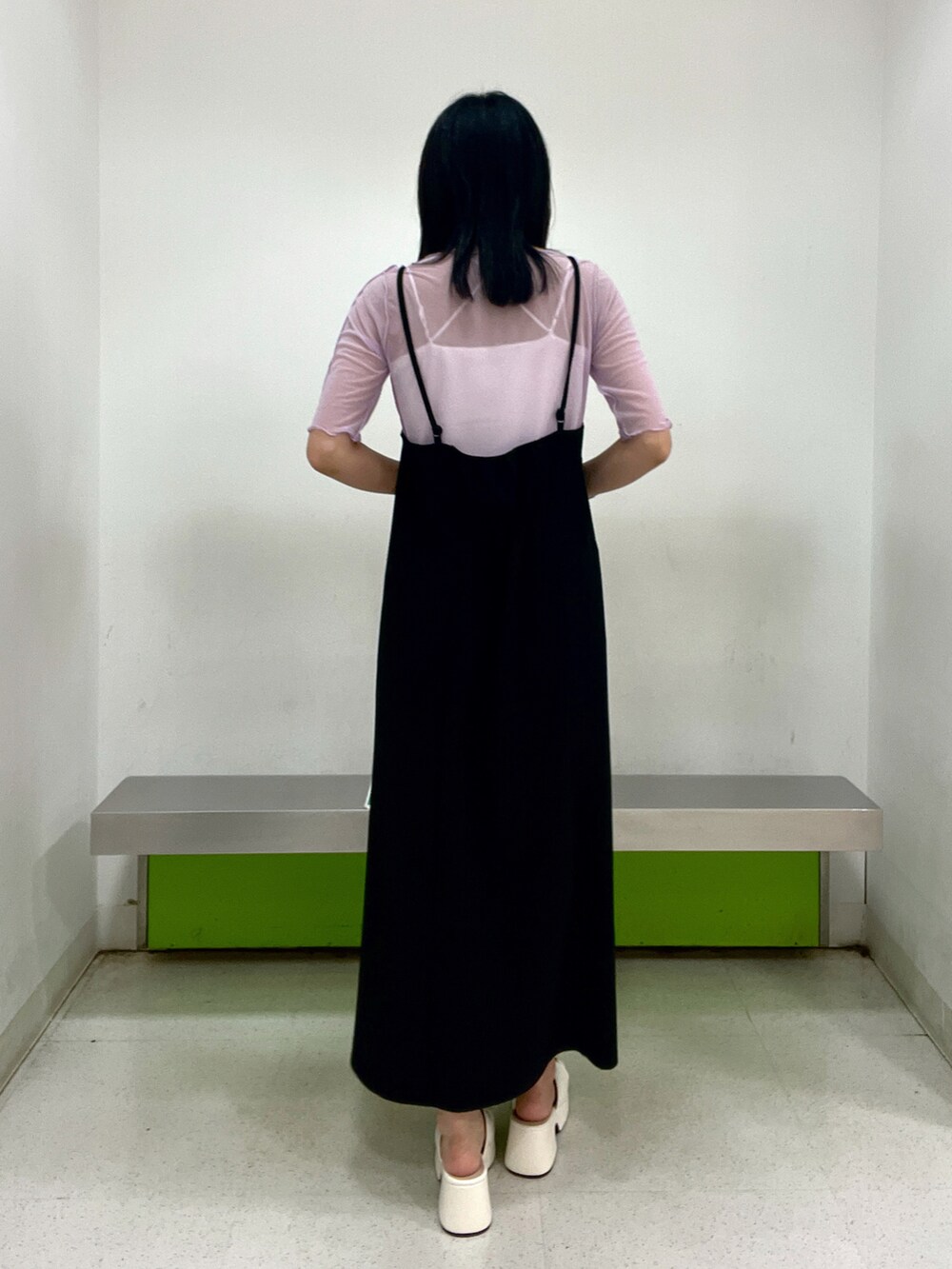 ピンク系のその他トップス、ブラック系のワンピース、ホワイト系のキャミソールを着用したレディースの夏コーディネートの4枚目の写真