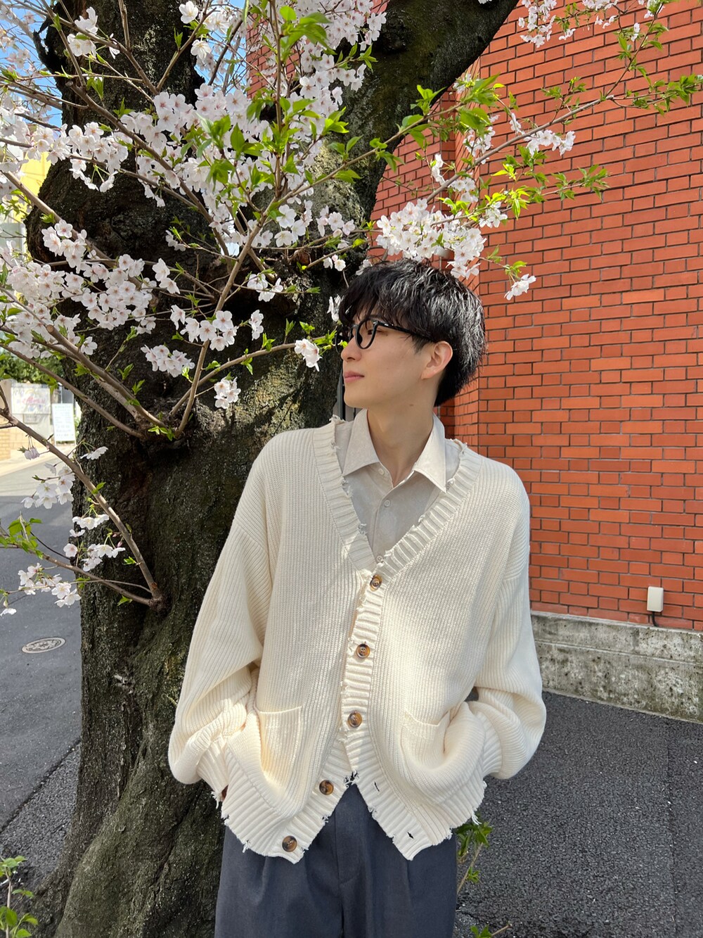 「春コーデ、シンプルコーデ、おしゃれさんと繋がりたい、ゆるコーデ、休日スタイル、カーディガン、カーディガンコーデ」｜「DISCOATのアイテム（シャツ/ブラウス、ベージュ系）」を使った、kentoymmtさん（メンズ・178cm）の春コーディネートの3枚目の写真