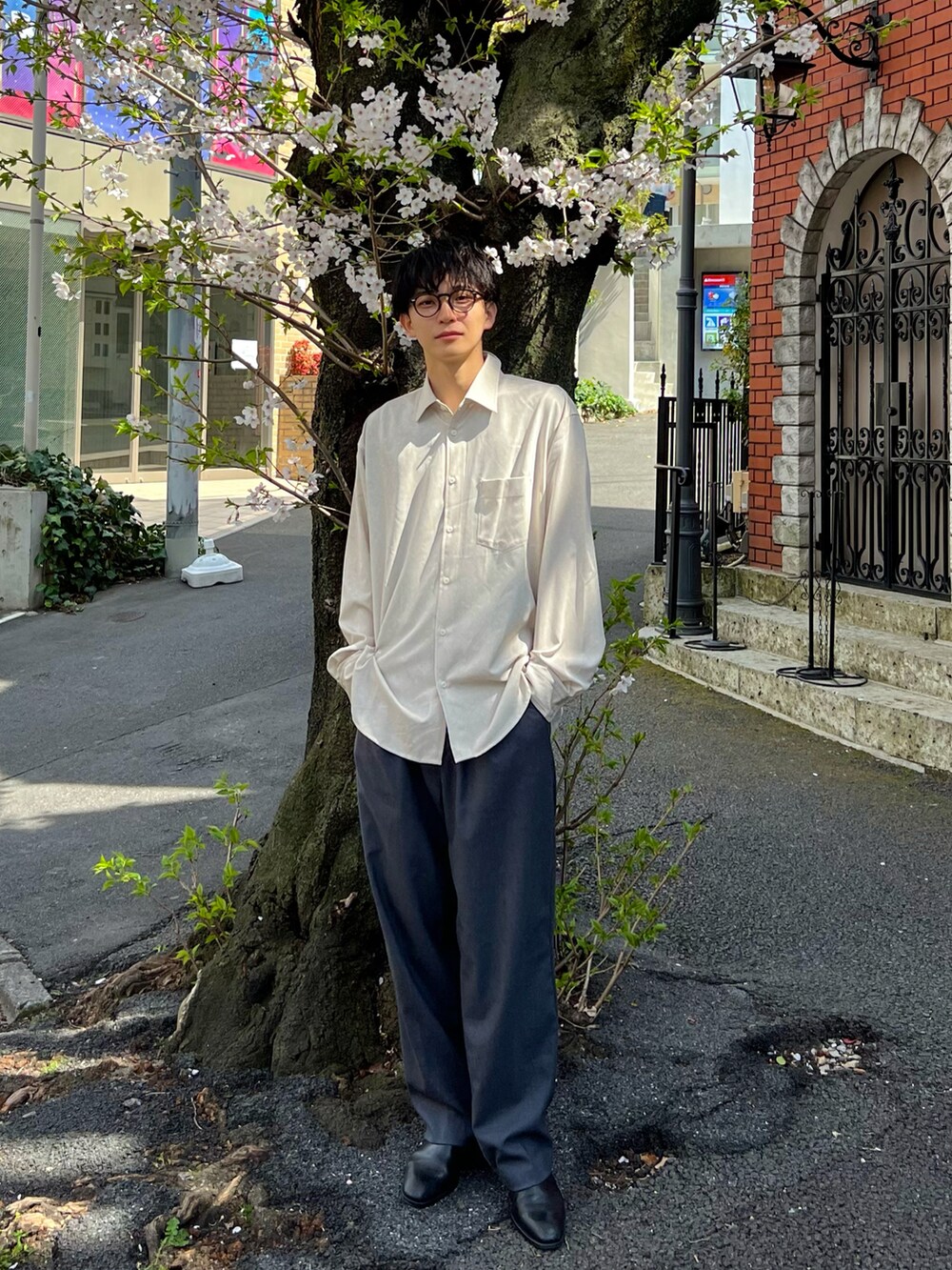 「春コーデ、シンプルコーデ、おしゃれさんと繋がりたい、ゆるコーデ、休日スタイル、カーディガン、カーディガンコーデ」｜「DISCOATのアイテム（シャツ/ブラウス、ベージュ系）」を使った、kentoymmtさん（メンズ・178cm）の春コーディネートの2枚目の写真