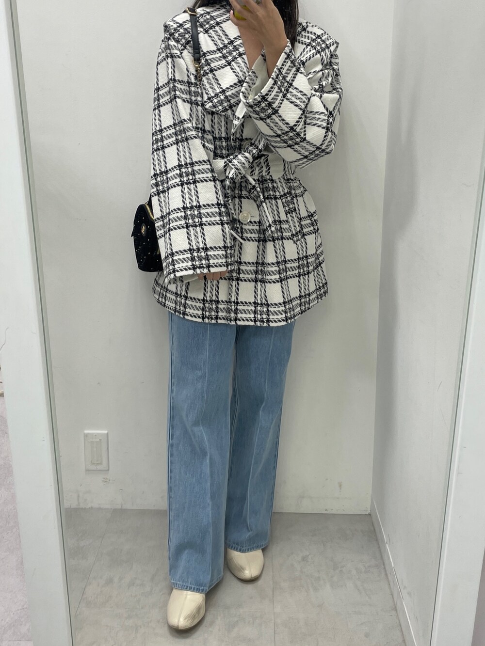 その他のその他アウター、ブラック系のショルダーバッグを着用したレディースの秋コーディネートの2枚目の写真