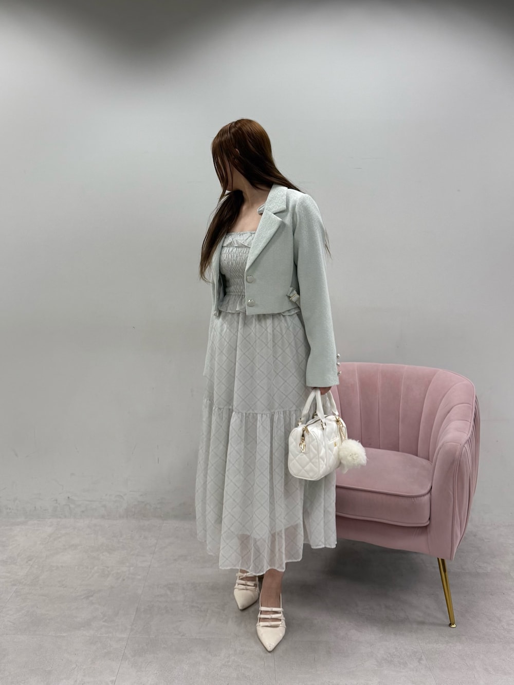 グリーン系のワンピース、グリーン系のテーラードジャケット、ホワイト系のボストンバッグを着用したレディースの春コーディネートの2枚目の写真