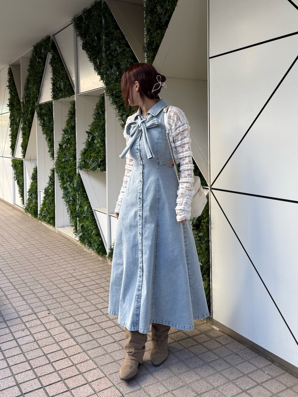 ブルー系のワンピースを着用したレディースの冬コーディネートの4枚目の写真