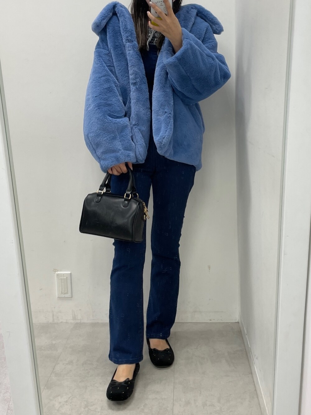 ブルー系のサロペット/オーバーオール、グレー系のシャツ/ブラウス、ブラック系のハンドバッグを着用したレディースの秋コーディネートの3枚目の写真