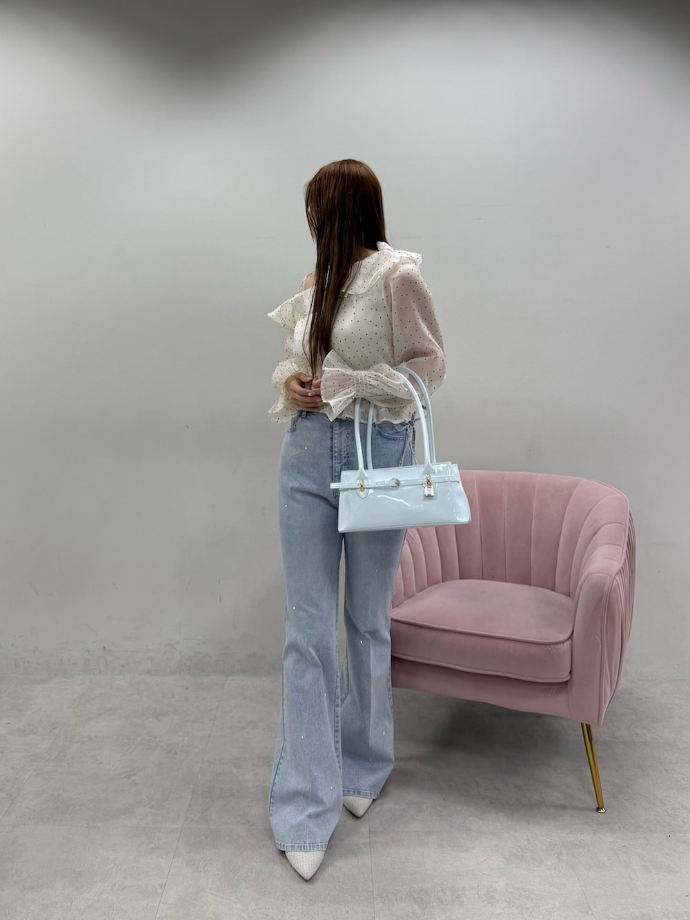 その他のシャツ/ブラウス、ブルー系のデニムパンツ、ブルー系のハンドバッグを着用したレディースの春コーディネートの2枚目の写真