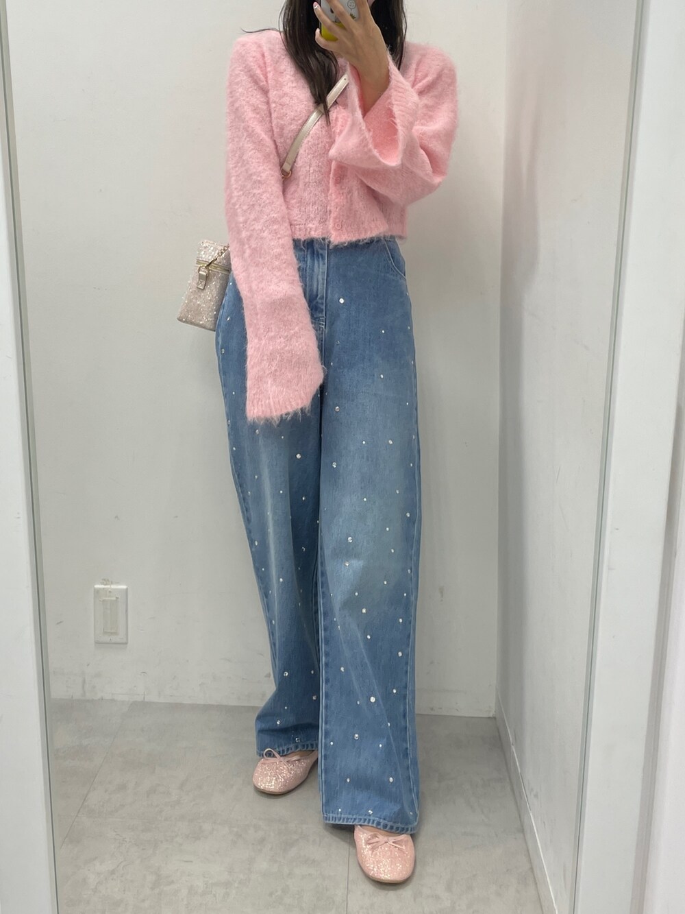 ピンク系のニット/セーター、ブルー系のデニムパンツ、ピンク系のバレエシューズを着用したレディースの秋コーディネートの2枚目の写真