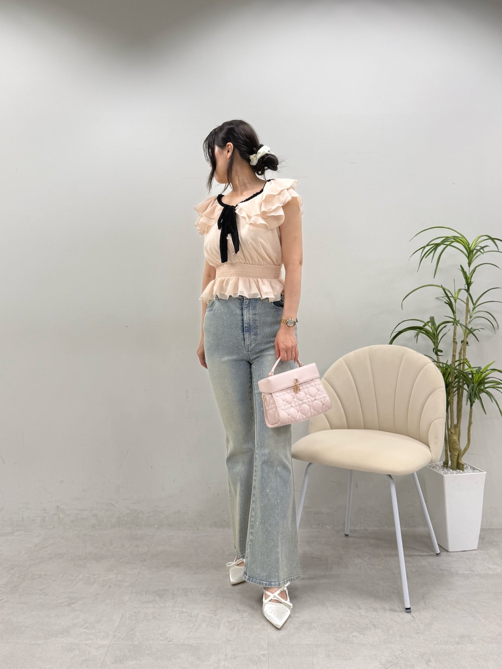 ピンク系のシャツ/ブラウス、ブルー系のデニムパンツ、ピンク系のショルダーバッグを着用したレディースの夏コーディネートの2枚目の写真