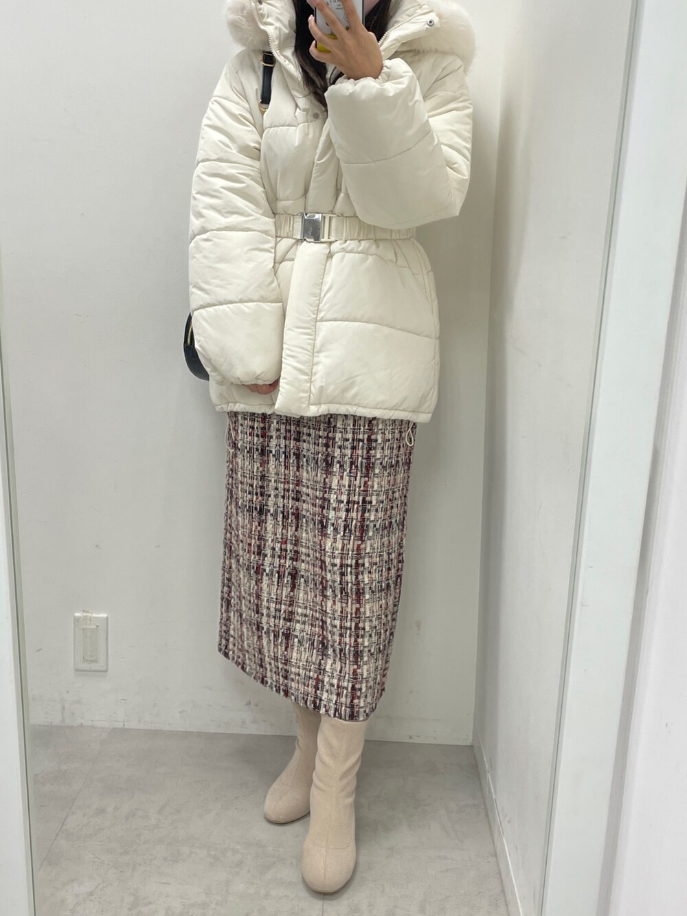 レッド系のジャンパースカート、ホワイト系のニット/セーター、ブラック系のショルダーバッグを着用したレディースの秋コーディネートの5枚目の写真