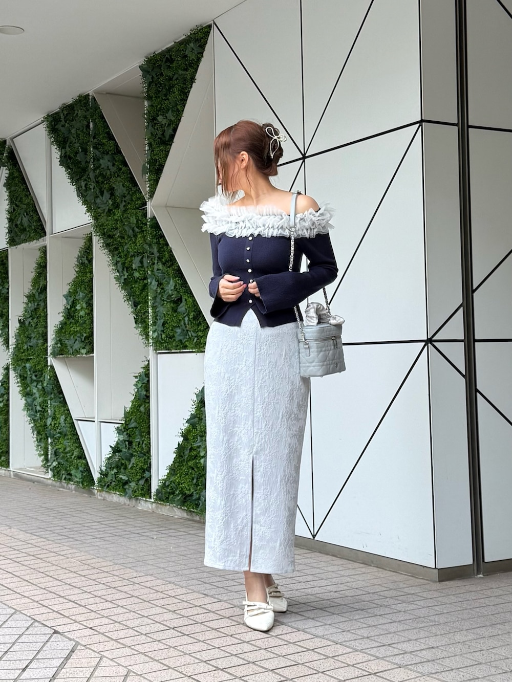 ブルー系のニット/セーター、ブルー系のショルダーバッグ、ブルー系のスカートを着用したレディースの冬コーディネートの3枚目の写真