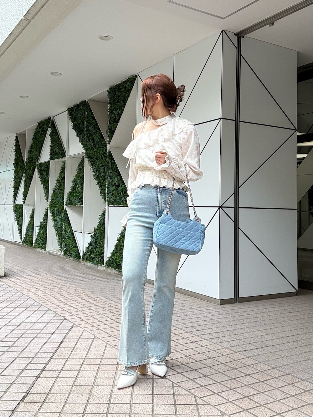 イエロー系のシャツ/ブラウス、ブルー系のサンダル、ブルー系のショルダーバッグを着用したレディースの冬コーディネートの2枚目の写真